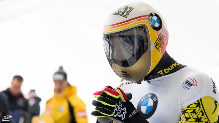 Ander Mirambell, con el casco de los colores de España, se concentra con las manos juntas antes de una bajada