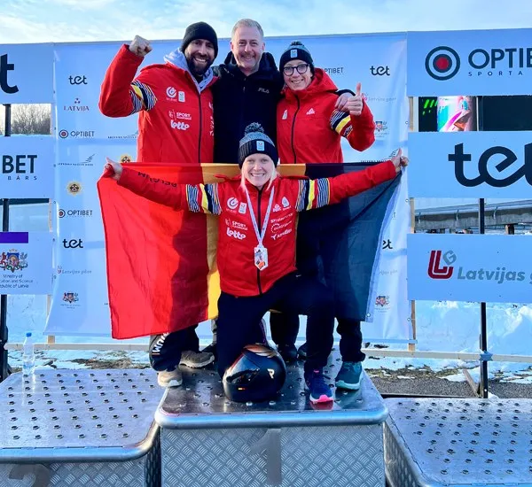 Ander Mirambell al podi amb la delegació belga de skeleton