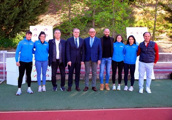 Ander Mirambell amb l’equip espanyol d’esports de gel i representants institucionals