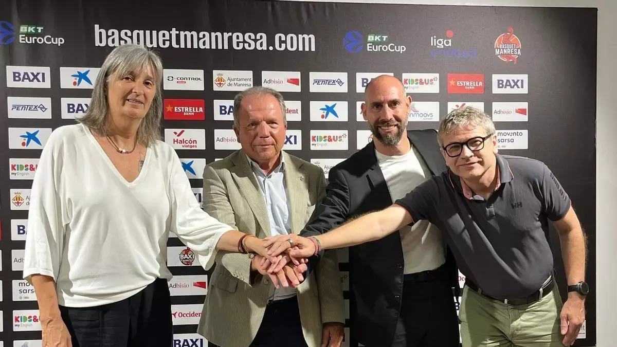 Ander Mirambell i tres representants de la Fundació Bàsquet Manresa uneixen les mans davant el plafó de patrocinadors del club