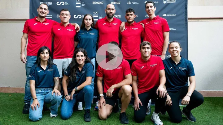 Foto de equipo de los jóvenes pilotos del skeleton español ante el panel de patrocinadores