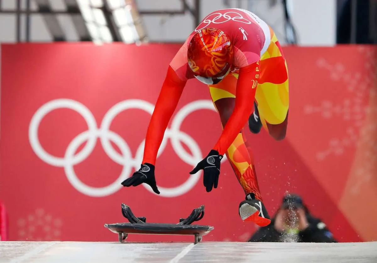 Ander Mirambell en plena sortida davant els anells olímpics de Pyeongchang 2018
