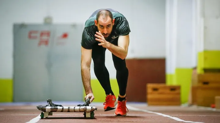 Ander Mirambell empuja el trineo de ruedas en un entrenamiento de salida bajo techo