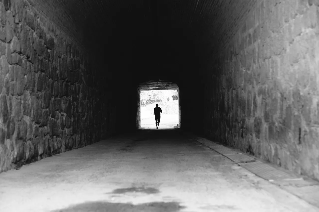 Ander Mirambell caminant cap a la llum al final d’un túnel